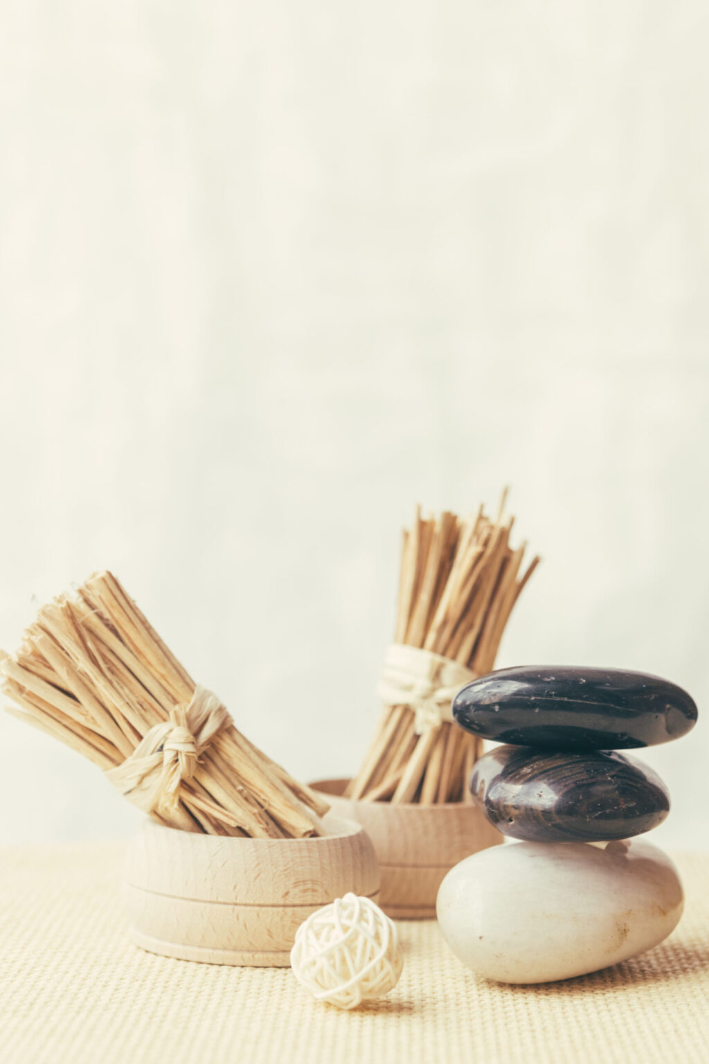 tas-de-pierres-et-de-boites-avec-des-batons